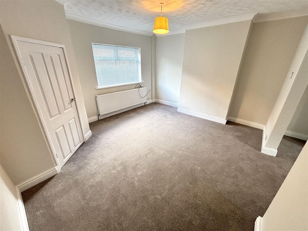 Property photo 3 of 11 Living Room