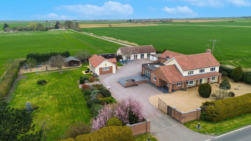 Property photo 1 of 59 Set In The Beautiful Lincolnshire Countryside, Thi
