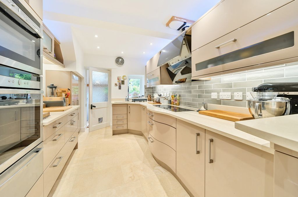 Property photo 3 of 19 Kitchen