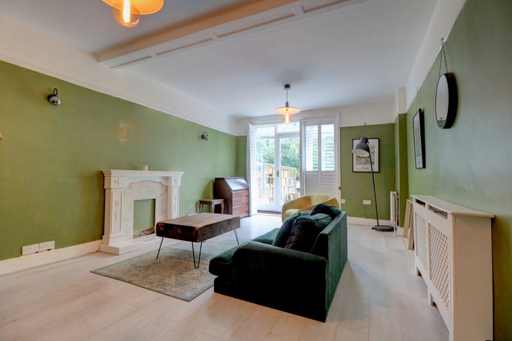 Property photo 1 of 18 Lounge