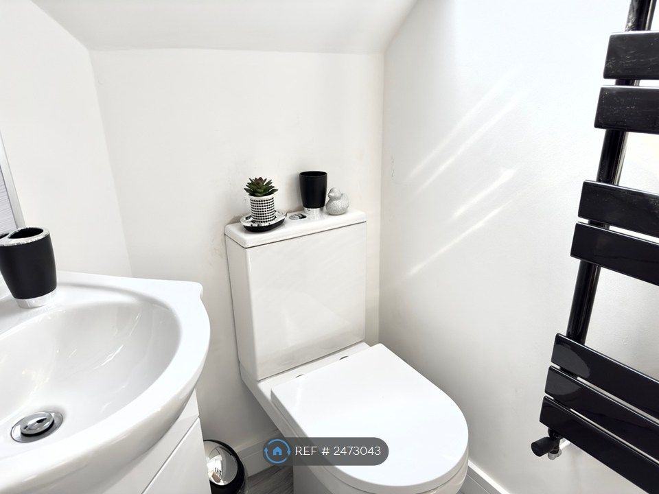 Property photo 2 of 35 Room 4 Ensuite