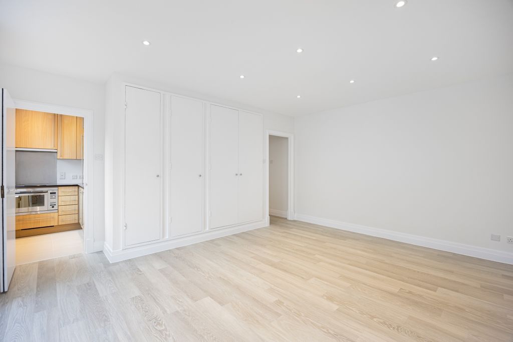 Property photo 3 of 7 Oakley House 31 (...