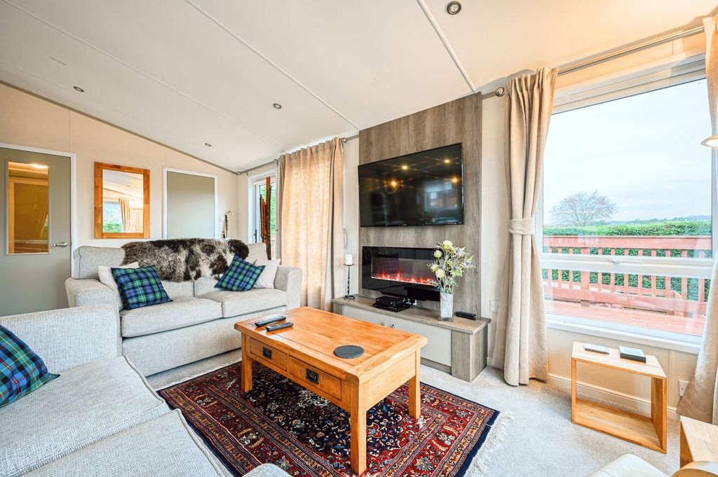 Property photo 3 of 27 Lounge