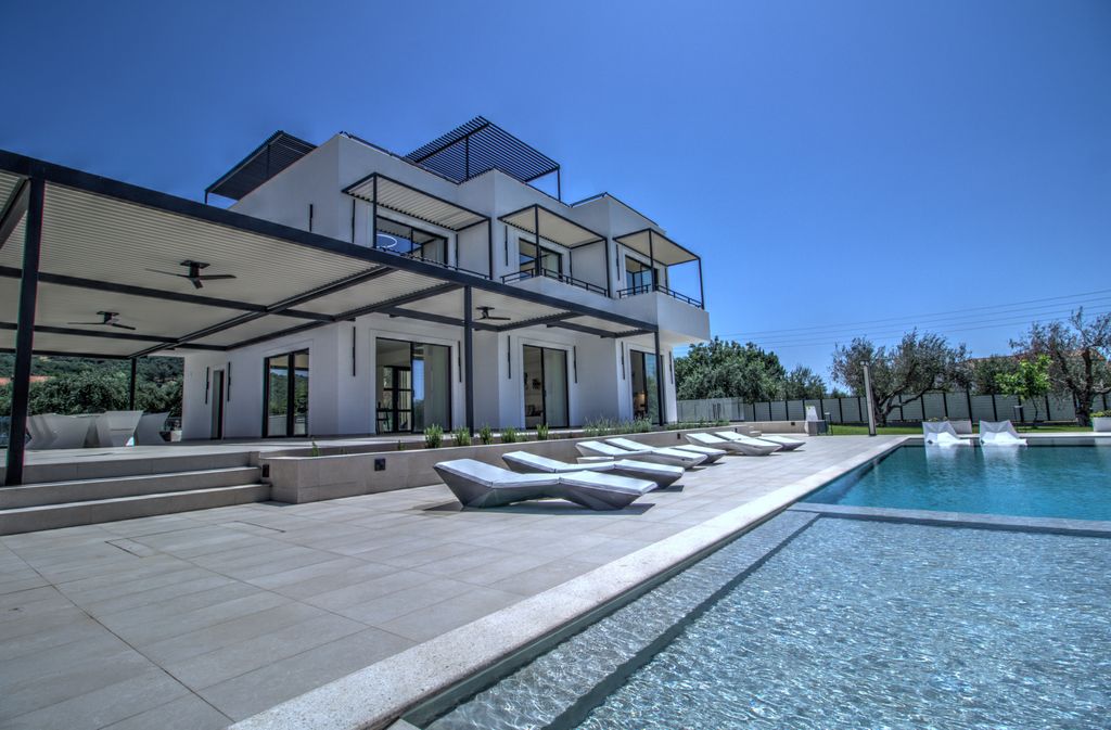 Property photo 2 of 34