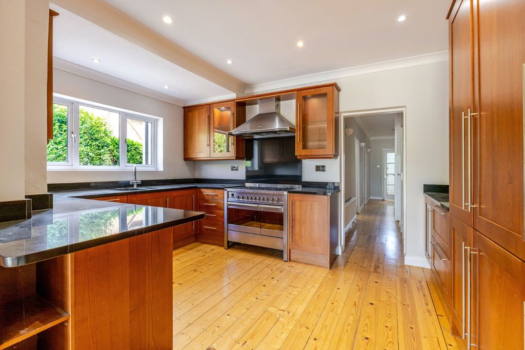 Property photo 2 of 13 Kitchen/Breakfast