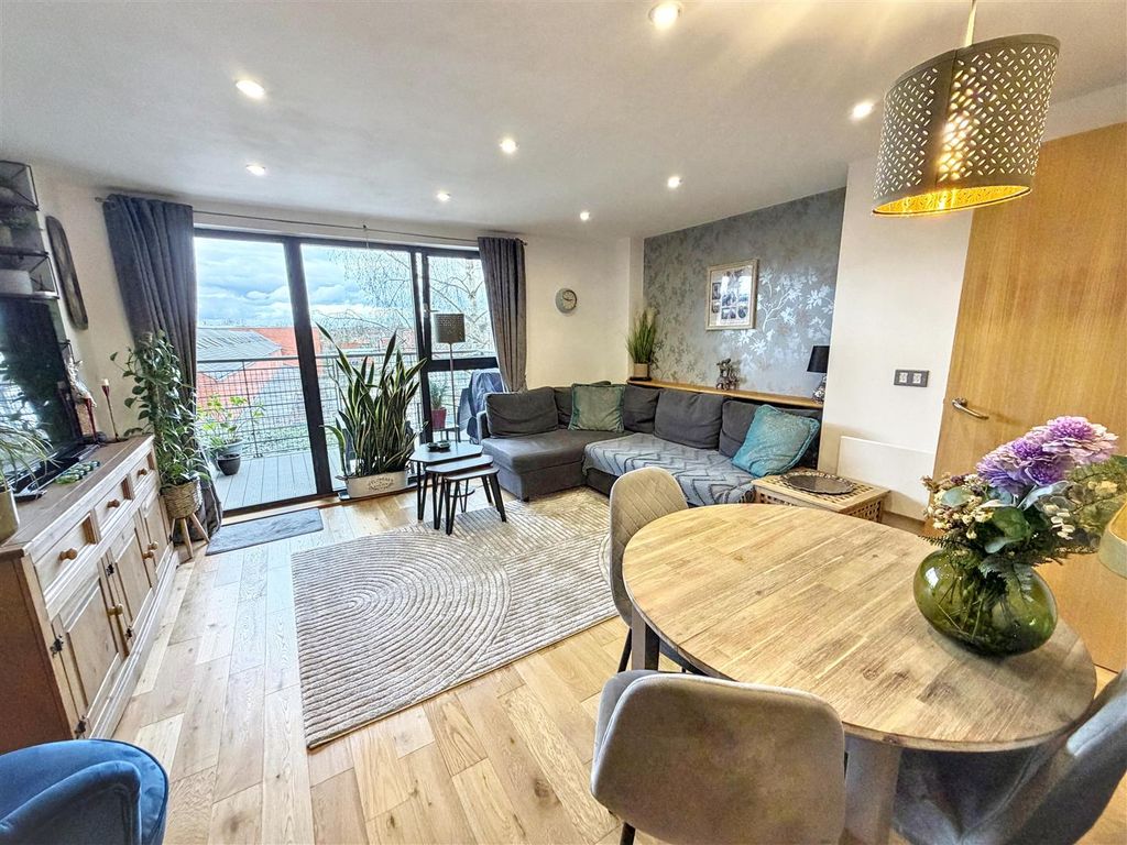 Property photo 2 of 10 Lounge