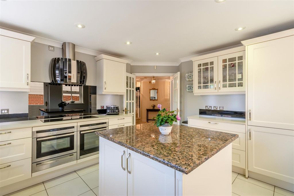 Property photo 2 of 24 8701061-Interior13.Jpg
