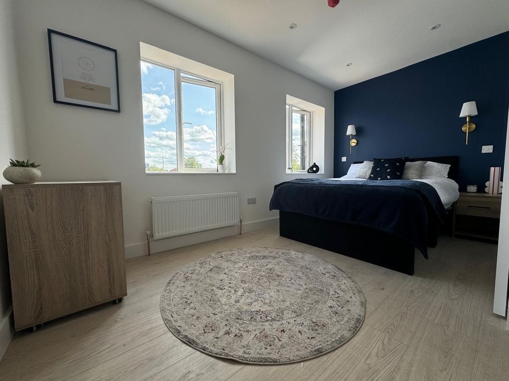 Property photo 2 of 5 Bedroom