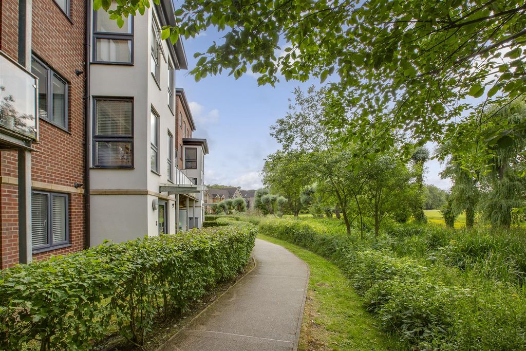 Property photo 1 of 11 Side Aspect