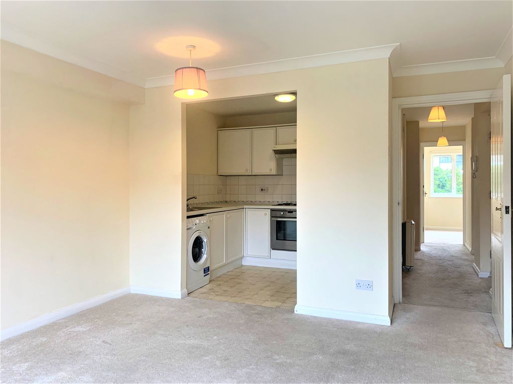 Property photo 3 of 10 Lounge 2