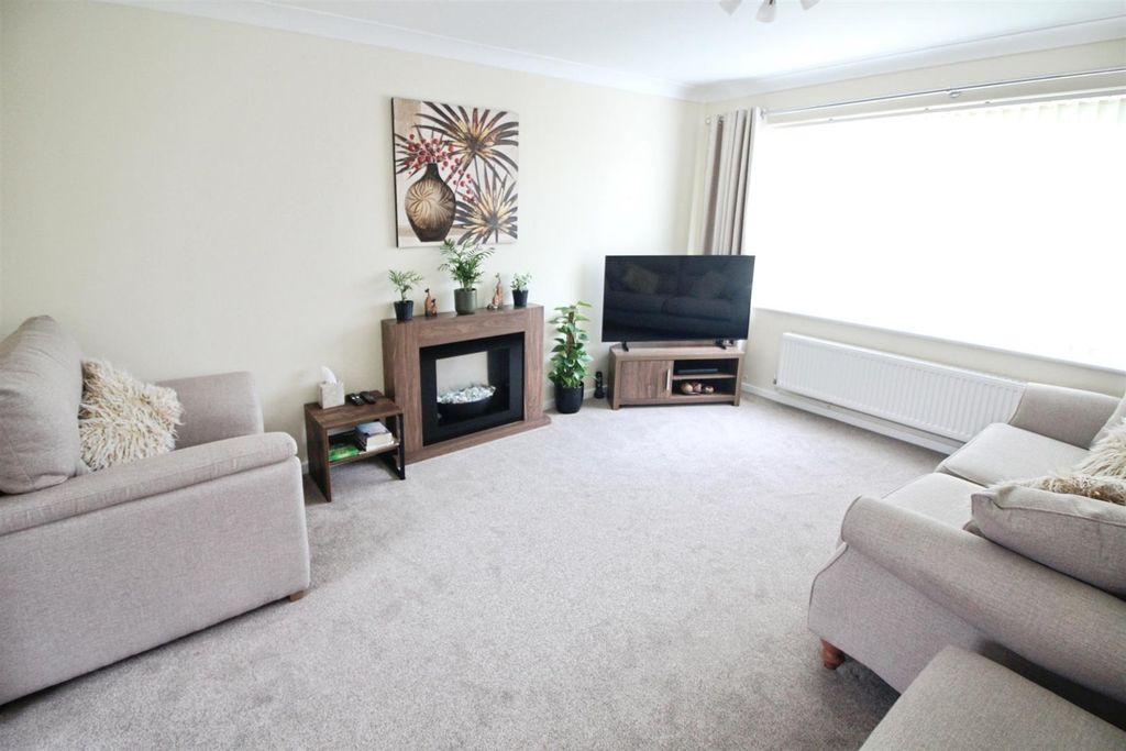 Property photo 2 of 15 Lounge