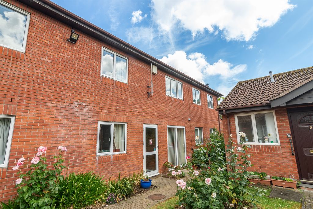 Property photo 1 of 11 Outside