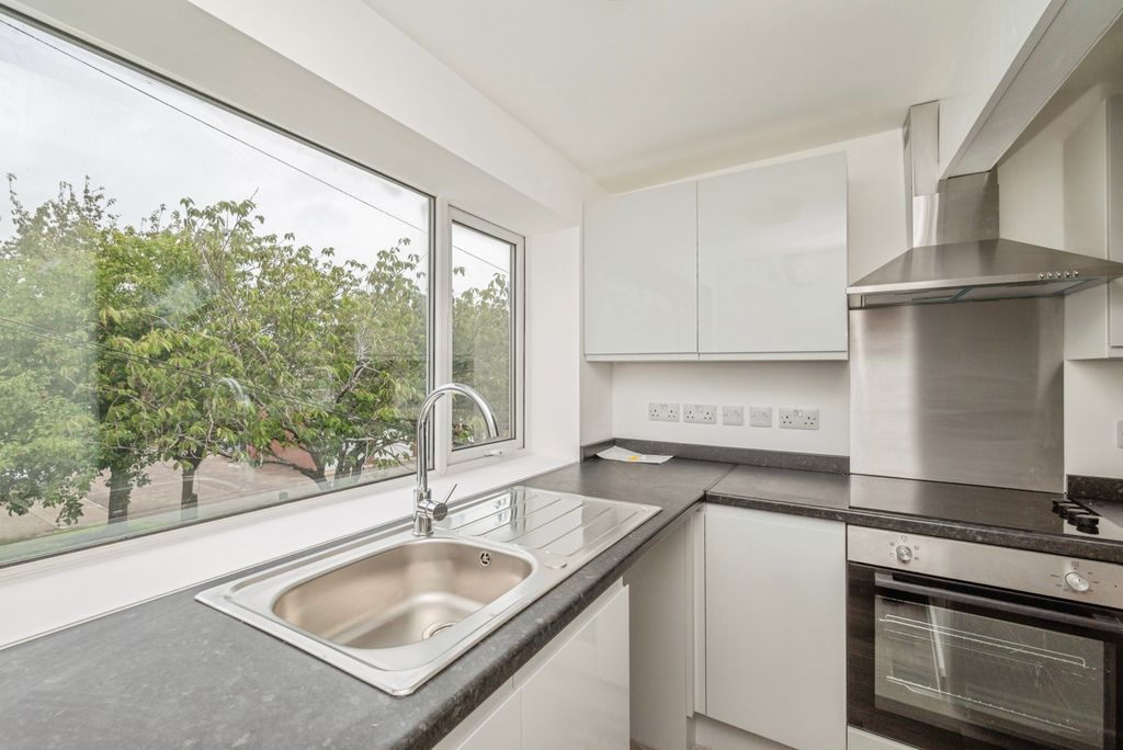 Property photo 3 of 11 Kitchen