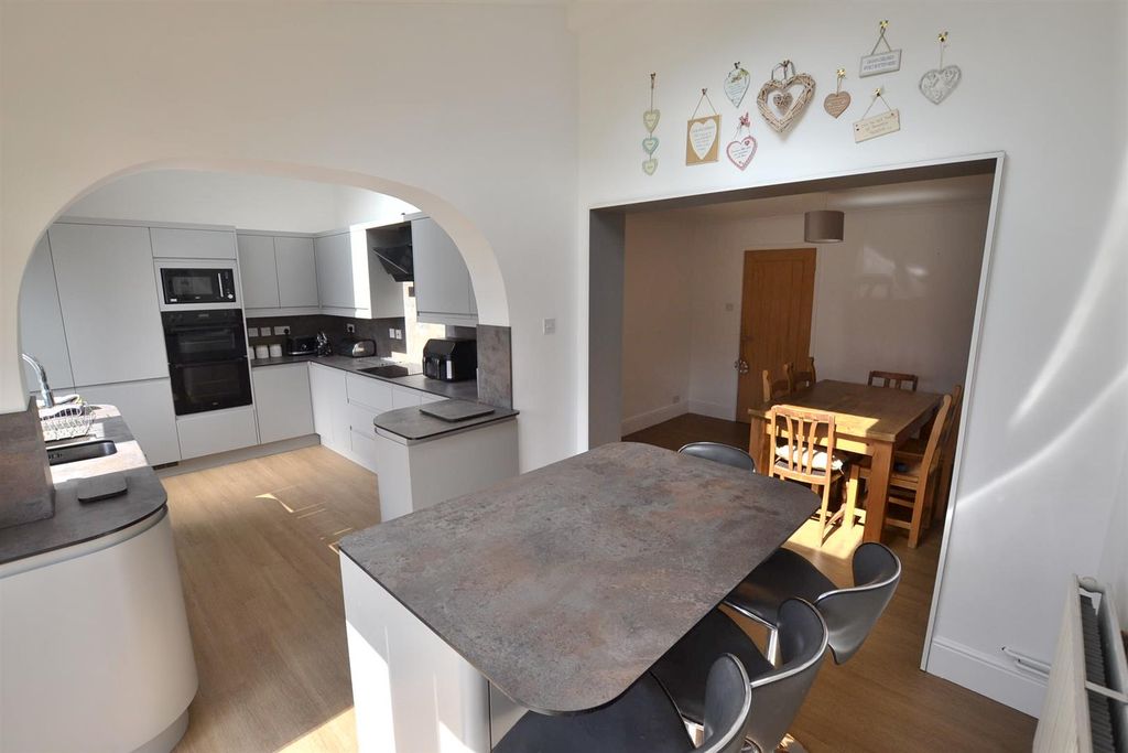 Property photo 2 of 31 Family Breakfast Kitchen