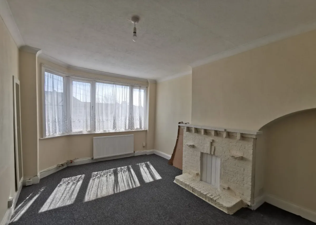 Property photo 1 of 7 Living Room