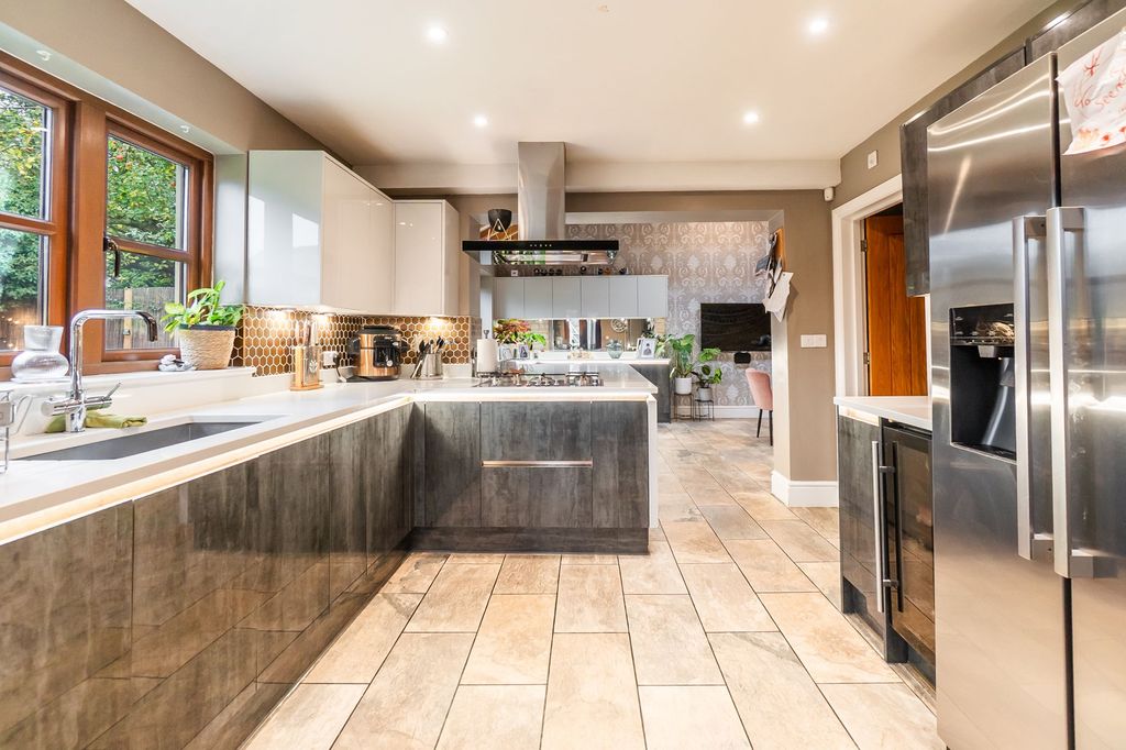 Property photo 3 of 28