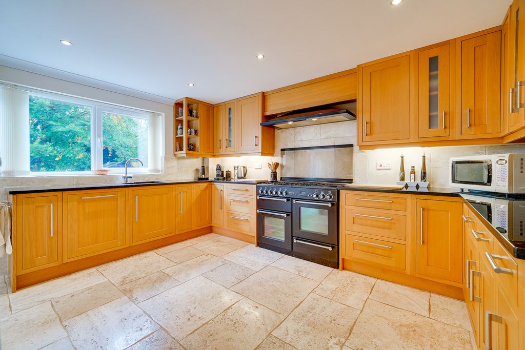 Property photo 3 of 33 Kitchen