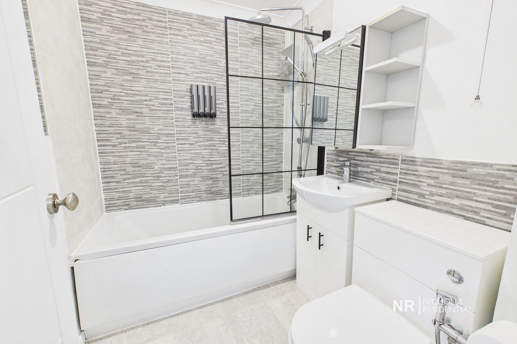 Property photo 3 of 12 Bathroom