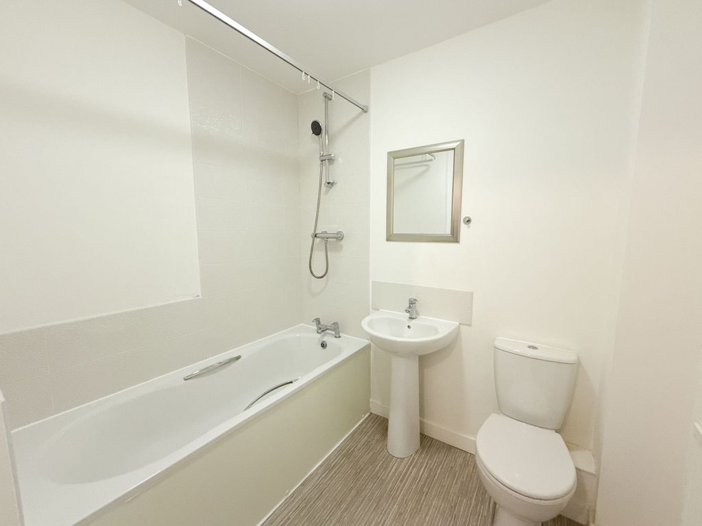 Property photo 3 of 11 Bathroom