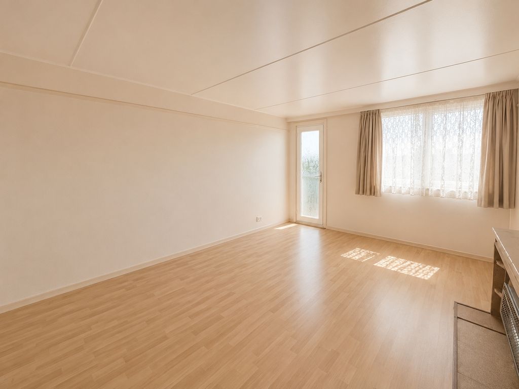 Property photo 2 of 5 Living Room