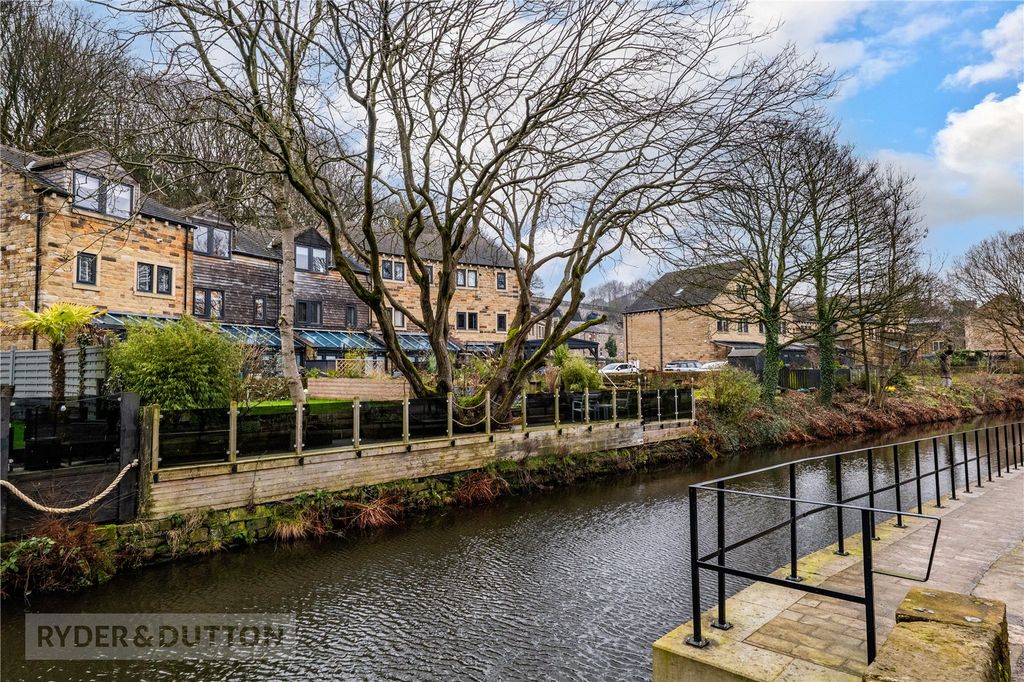 Property photo 2 of 25 Canal External