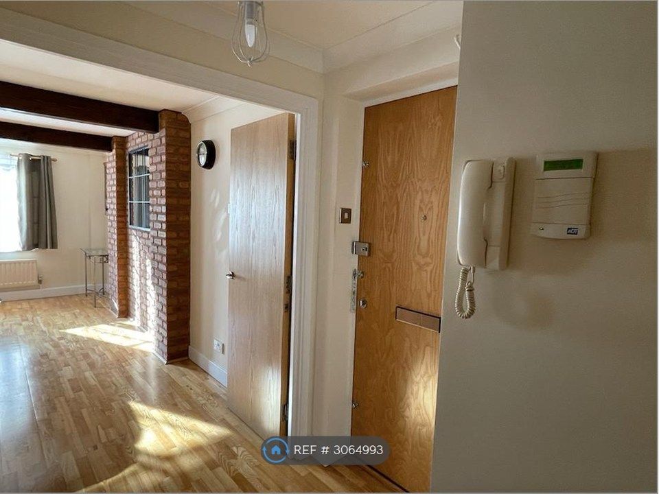 Property photo 3 of 24 Hall