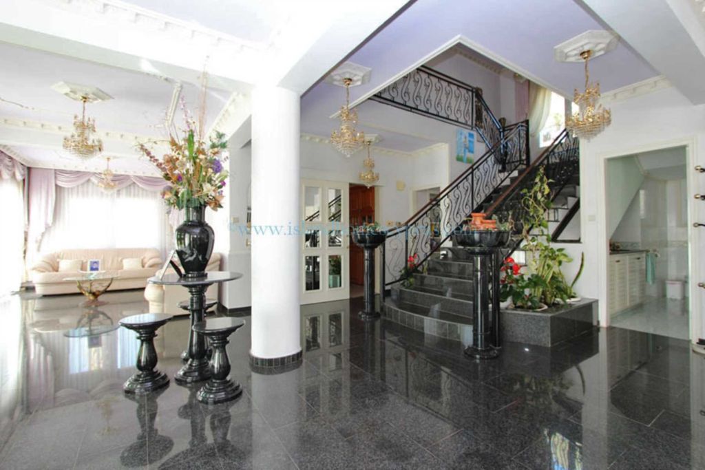 Property photo 2 of 47