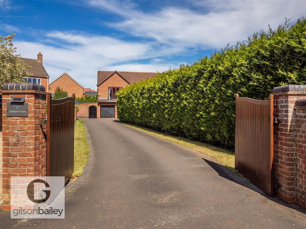 Property photo 2 of 43 27Manorfarmclose-6.Jpg