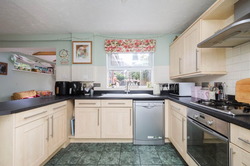 Property photo 3 of 27