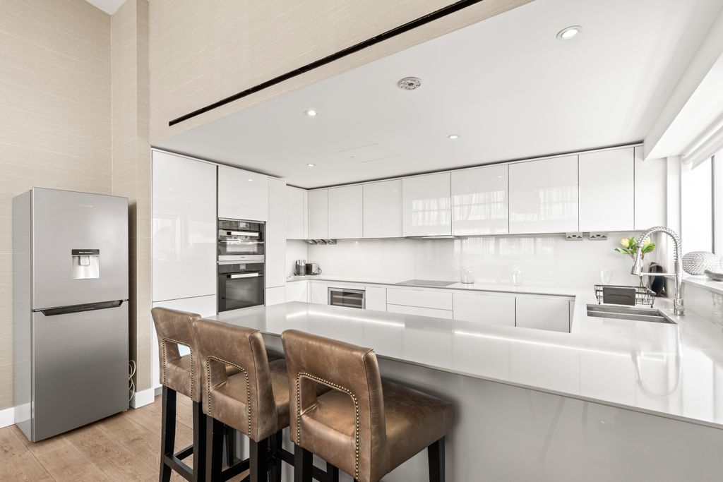 Property photo 3 of 13 Penthouse 5 Bed Apartment For Rent  In London Colindale