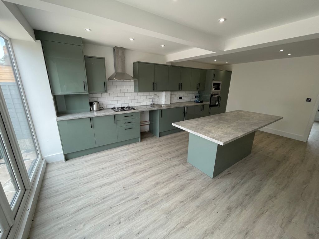 Property photo 3 of 12 Kitchen