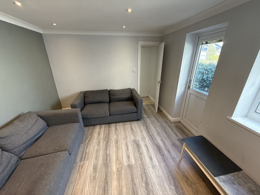 Property photo 3 of 9 Lounge