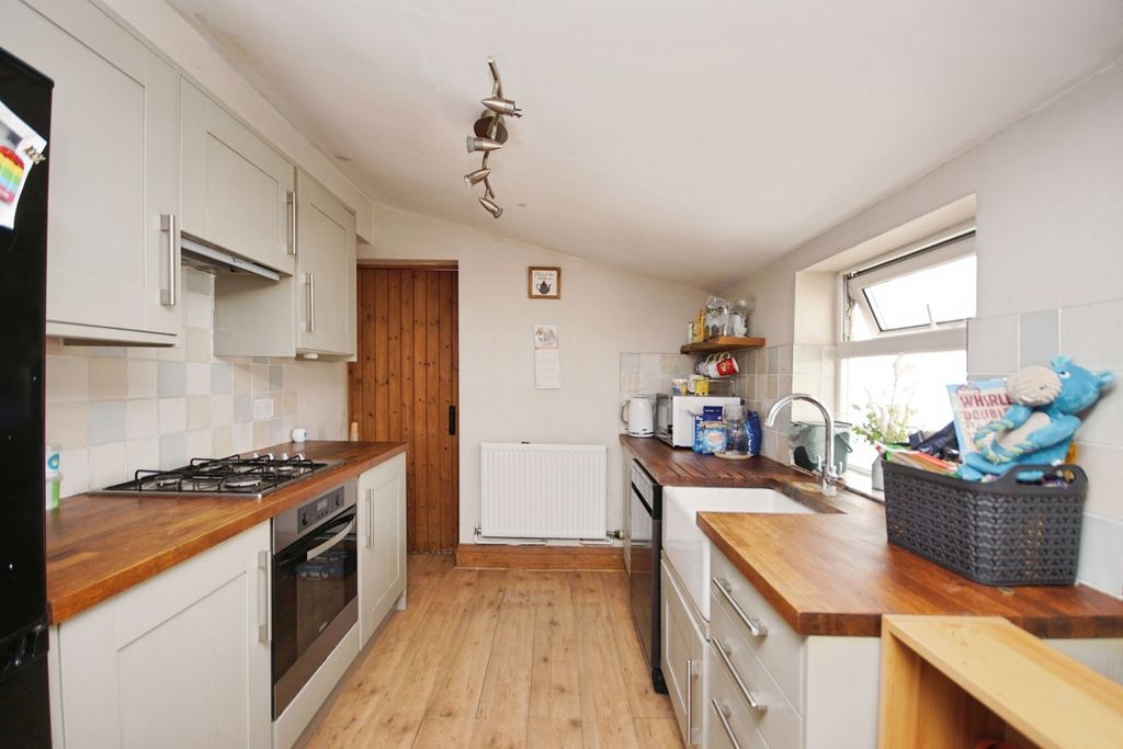 Property photo 3 of 17 Kitchen