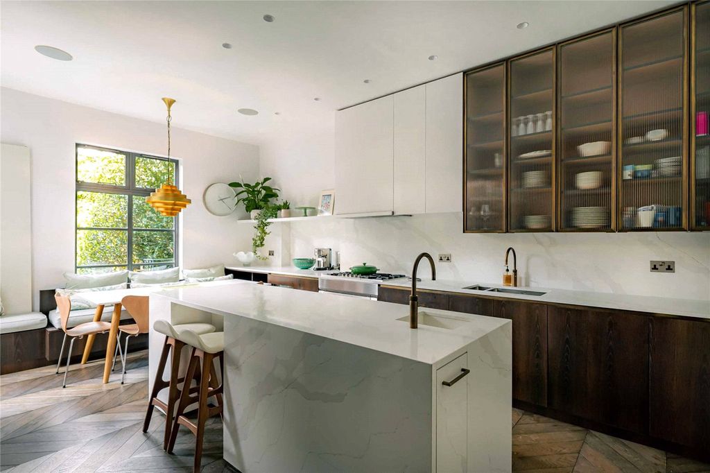 Property photo 2 of 20 Modern Kitchen