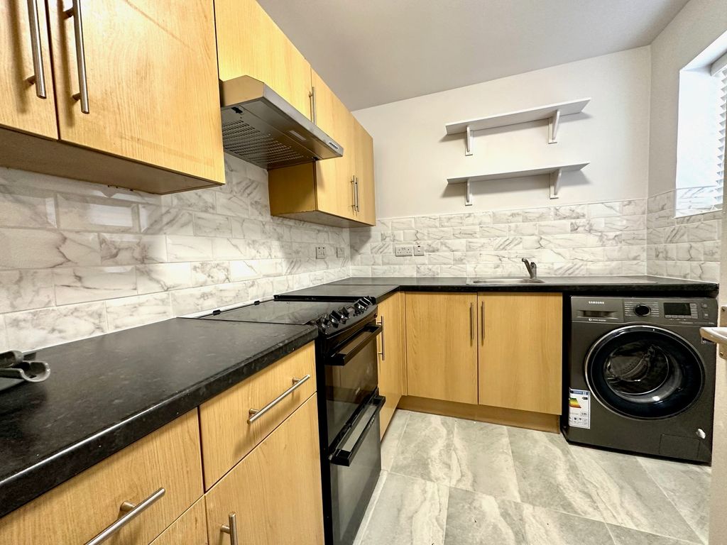 Property photo 3 of 8 Kitchen
