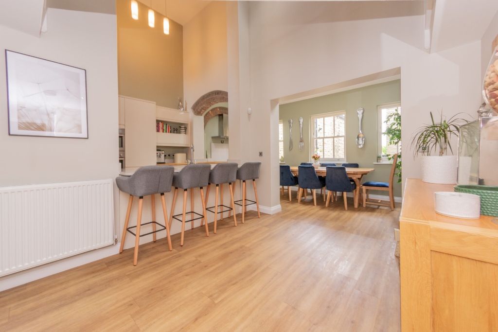 Property photo 2 of 50