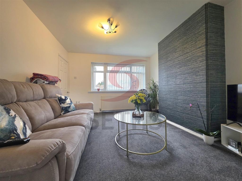 Property photo 3 of 10 Lounge