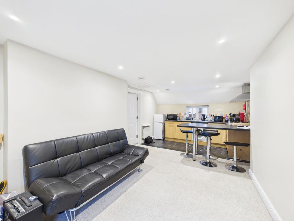 Property photo 2 of 7 Cam01354G0-Pr0645-Still004