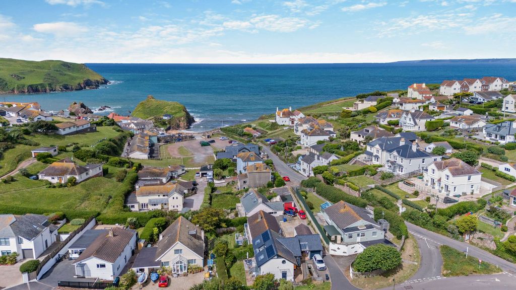 Property photo 1 of 17 Hope Cove