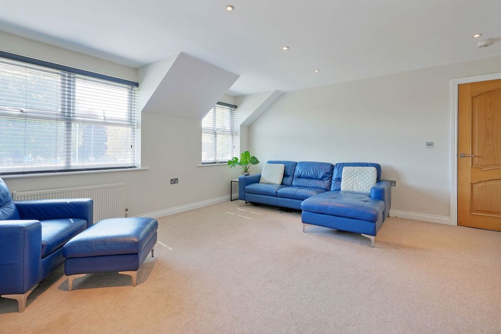 Property photo 2 of 23