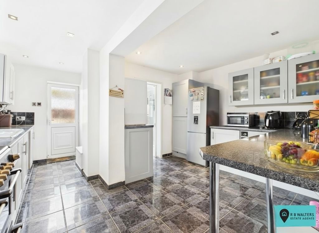 Property photo 2 of 19 Kitchen