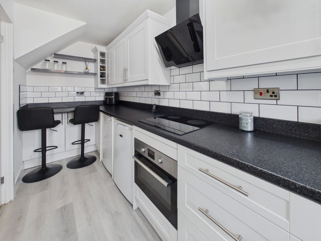 Property photo 2 of 10 Kitchen 2