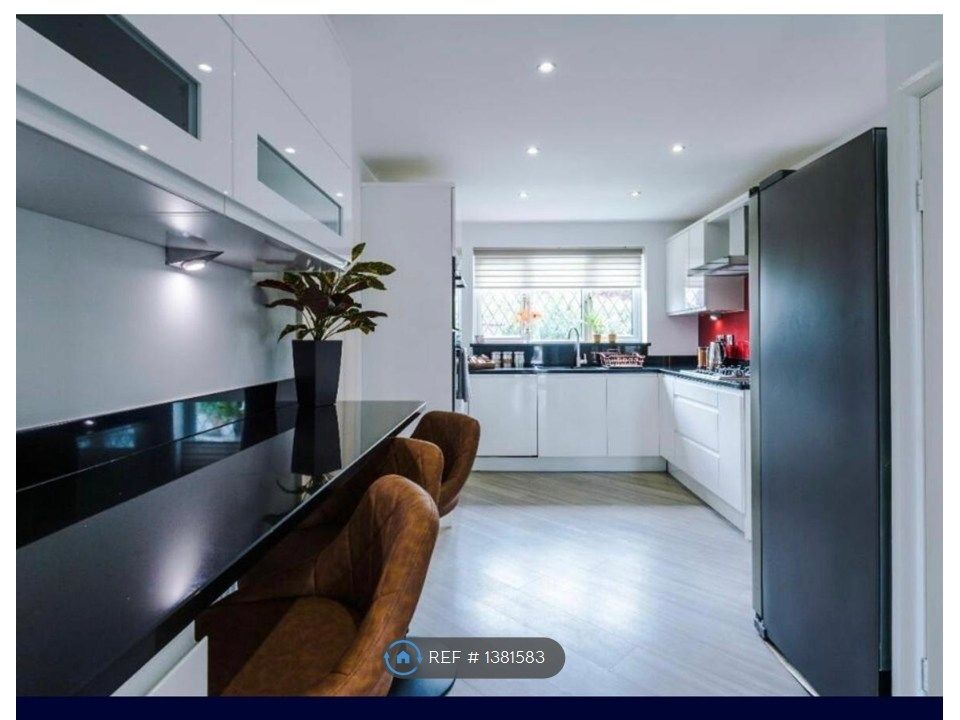 Property photo 3 of 16 Kitchen