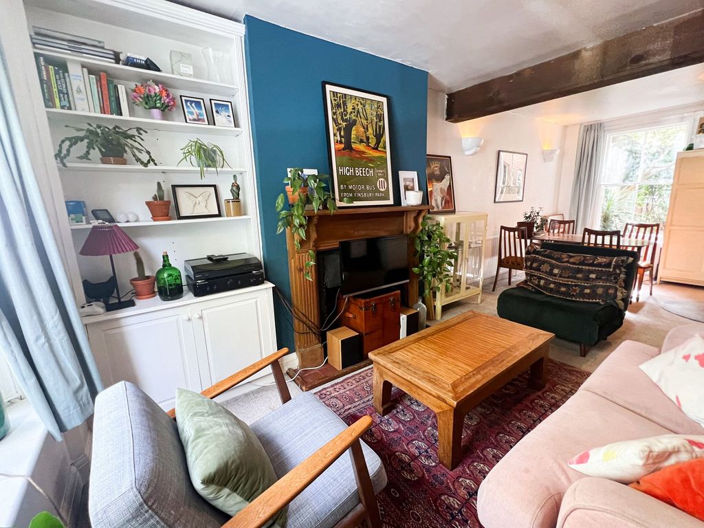 Property photo 2 of 11 Harrow Rd E11