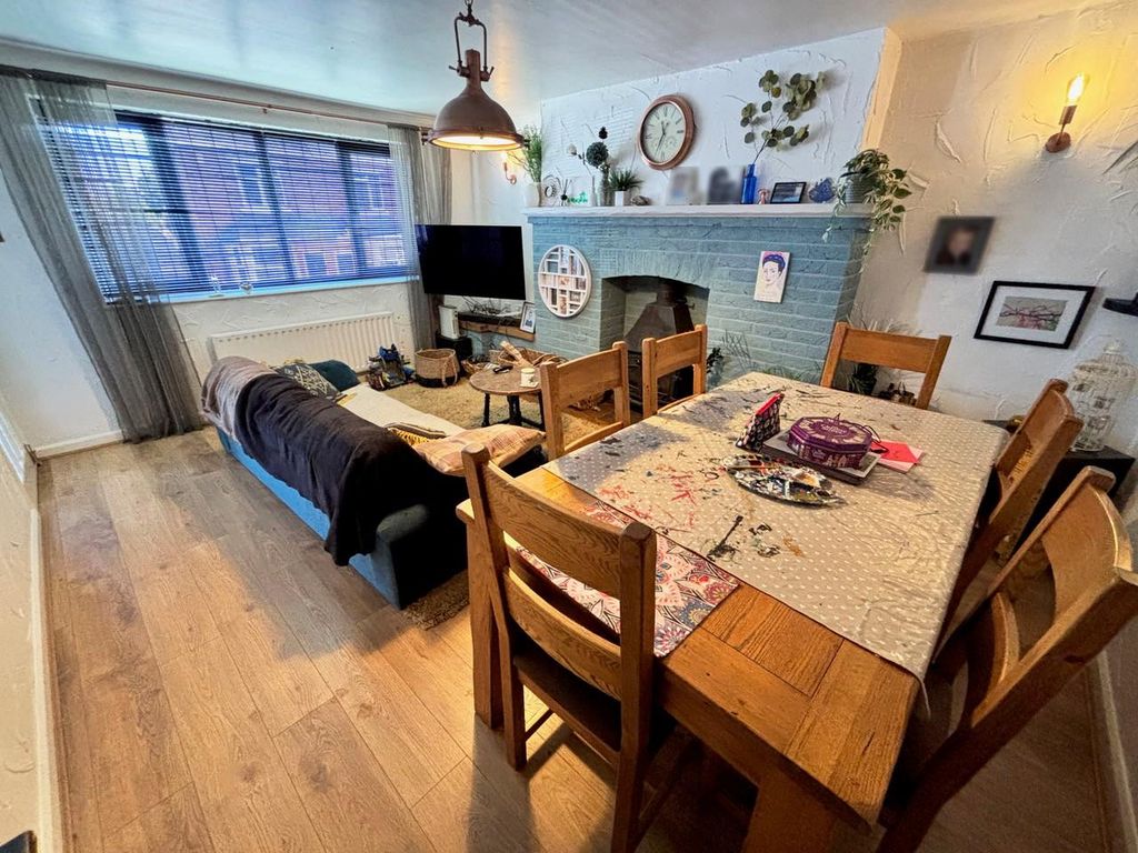 Property photo 3 of 26 Lounge