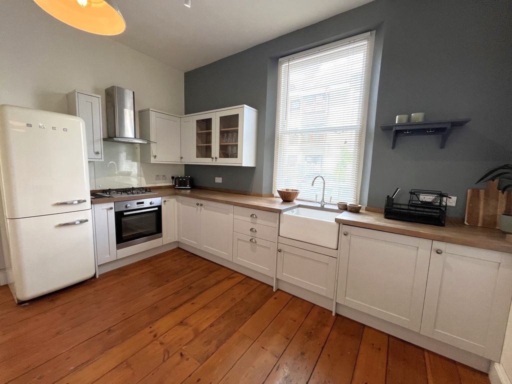 Property photo 3 of 12 Kitchen