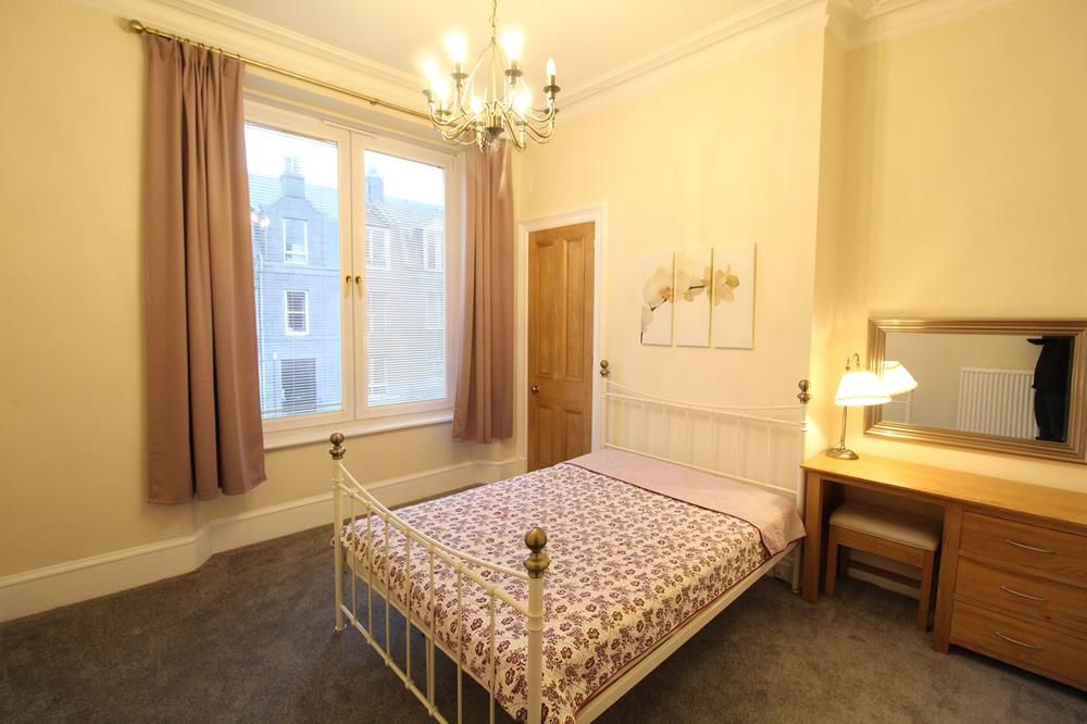 Property photo 3 of 6 Bedroom 1 − Use