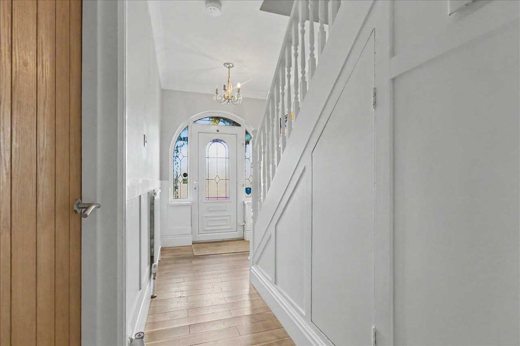 Property photo 2 of 32 Entrance Hall