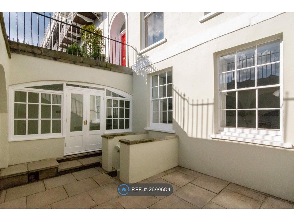 Property photo 2 of 20 Front Couryard