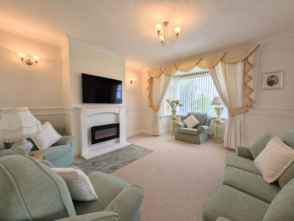 Property photo 2 of 12 Lounge